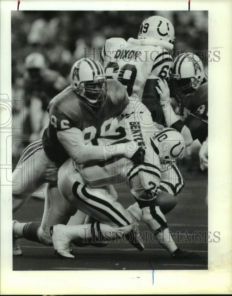 1990 Press Photo Oilers&#39; Sean Jones hits Colts&#39; Albert Bentley causes fumble.- Historic Images