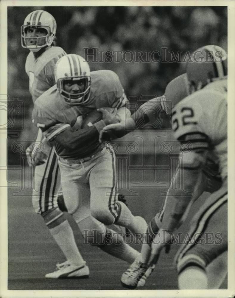 1977 Press Photo Oilers' Coleman takes hand-off from Pastorini against Browns.- Historic Images