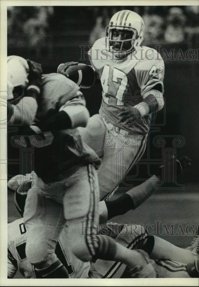 1975 Press Photo Oilers&#39; Ronnie Coleman follows blockers for 6-yard gain.- Historic Images