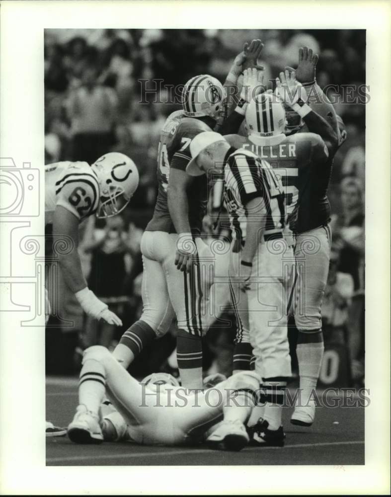 1990 Press Photo Oilers celebrate as Colts Jack Trudeau sprawled out after sack.- Historic Images