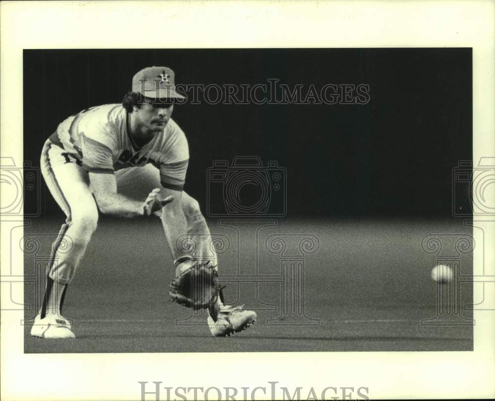 1979 Press Photo Houston Astros&#39; Craig Reynolds prepares to scoop up a grounder.- Historic Images