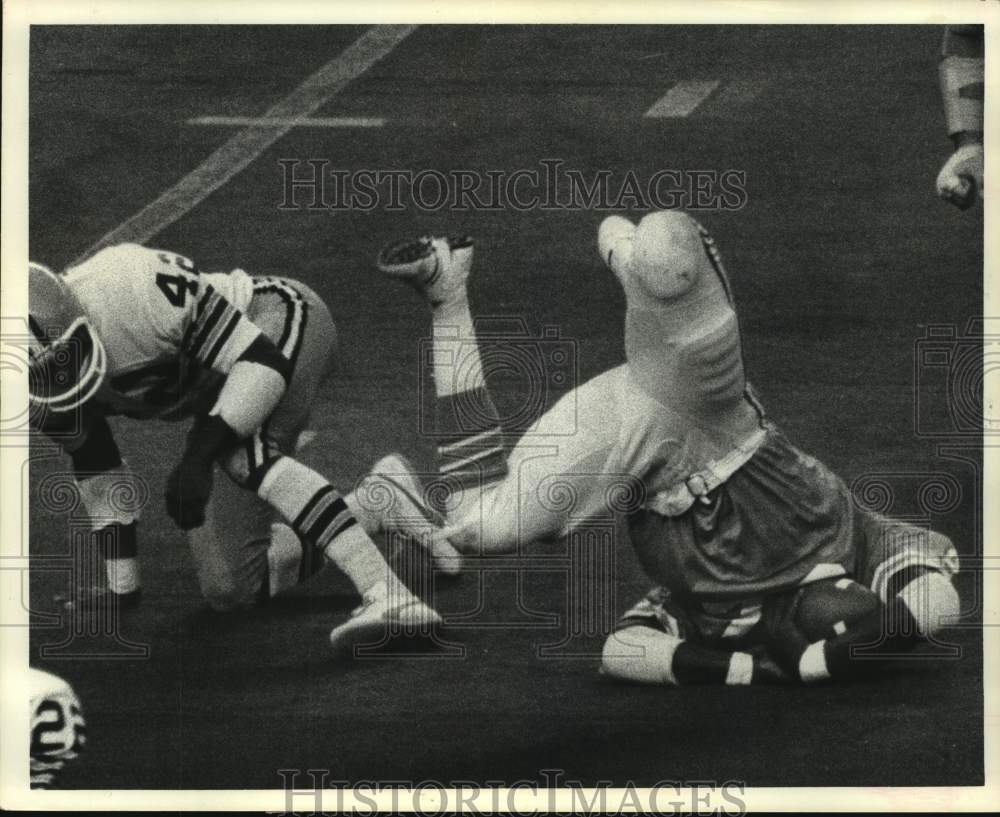 1989 Press Photo Oilers Mack Alston makes acrobatic catch against the Browns.- Historic Images