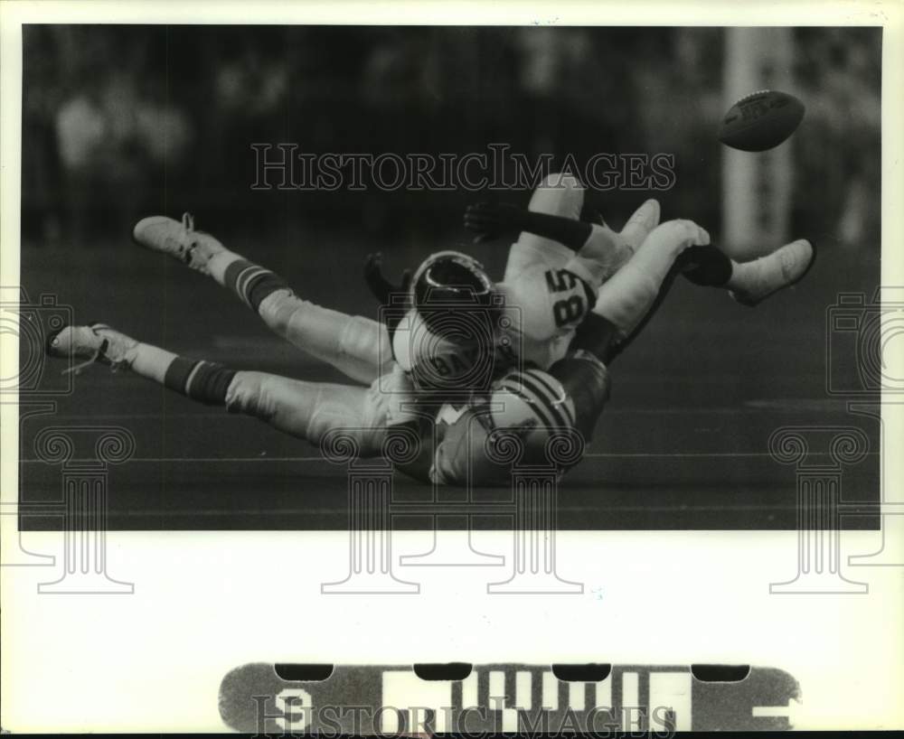 1990 Press Photo Oilers&#39; Terry Kinard breaks up pass for Giants&#39; Stephen Baker.- Historic Images