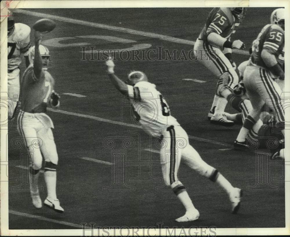 1988 Press Photo Oilers&#39; Dan Pastorini releases a pass in victory over Bengals.- Historic Images