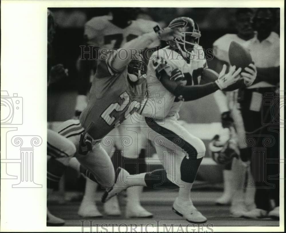 1989 Press Photo Oilers Patrick Allen tries to break Bills pass to Flip Johnson.- Historic Images