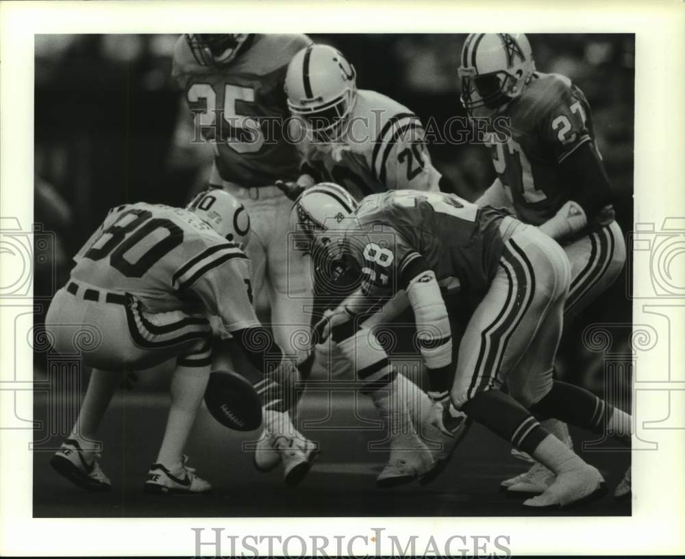 1990 Press Photo Oilers' Chris Dishman reaches for loose ball as others close in- Historic Images