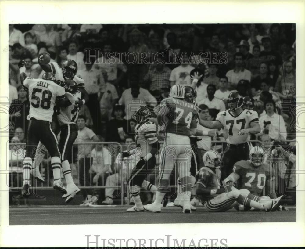 1990 Press Photo Oilers&#39; sit dejected as Jets&#39; celebrate touchdown. - hcs16694- Historic Images