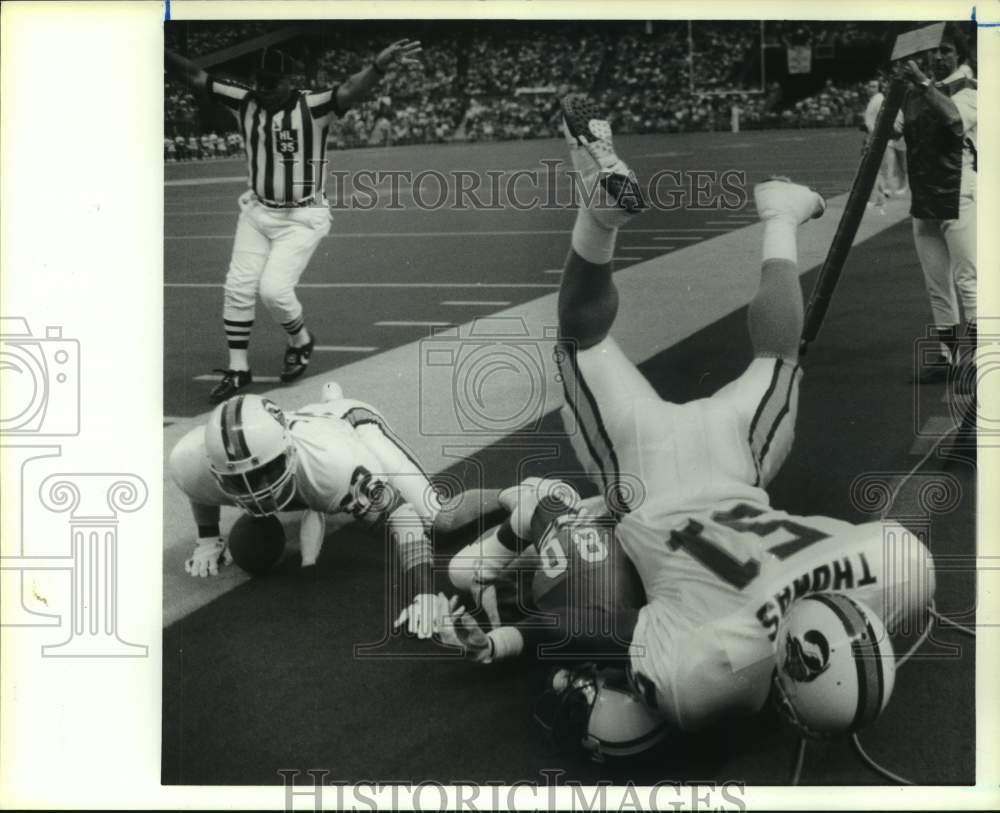 1989 Press Photo Buc&#39;s Broderick Thomas fall on Oilers&#39; receiver Curtis Duncan.- Historic Images