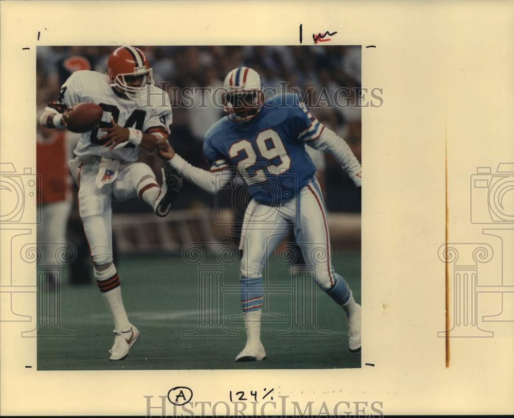 1988 Press Photo Browns Webster Slaughter catches a pass on Oilers Patrick Allen- Historic Images