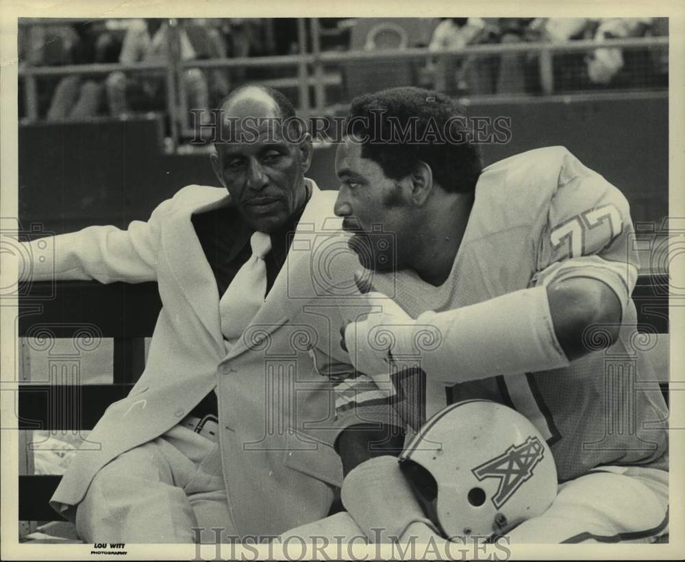 1975 Press Photo Oilers&#39; Bubba Smith chats on bench at sideline. - hcs16762- Historic Images