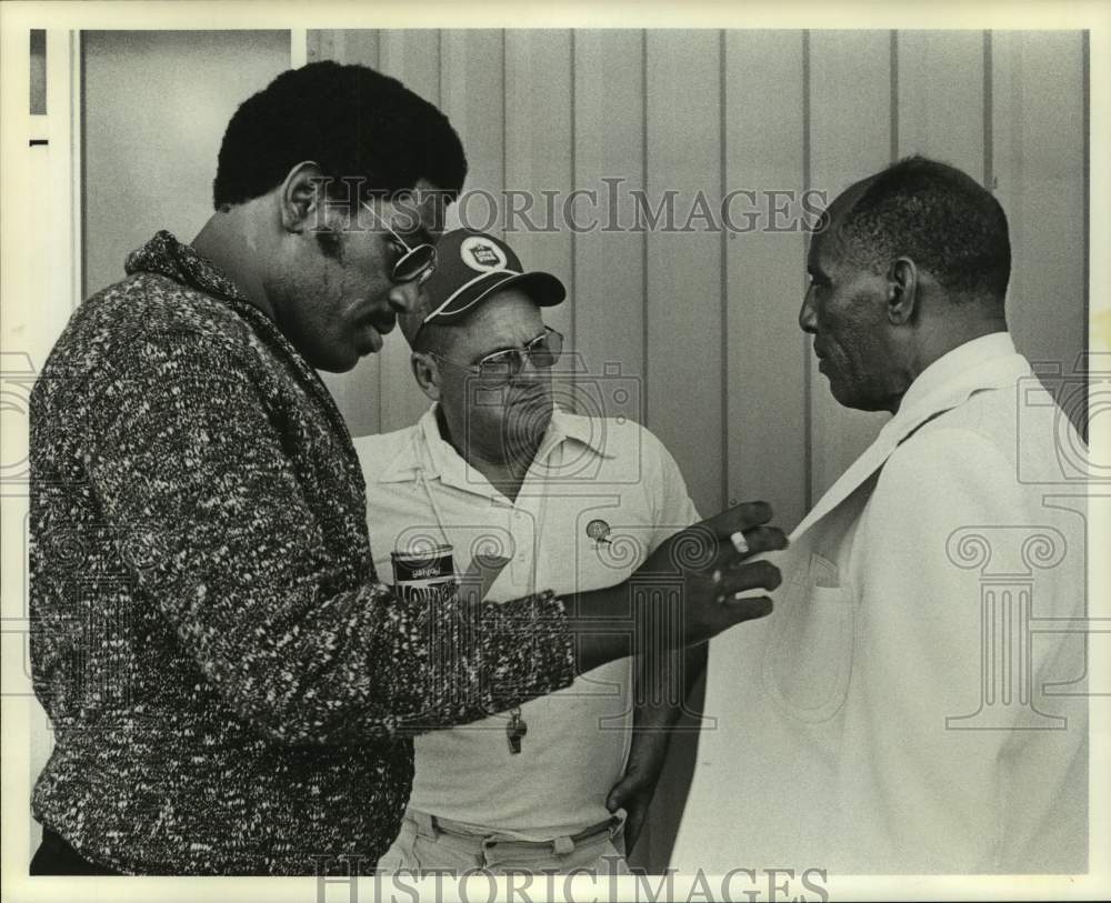 1975 Press Photo Oilers' Bubba Smith and coach Bum Phillips chat with man.- Historic Images