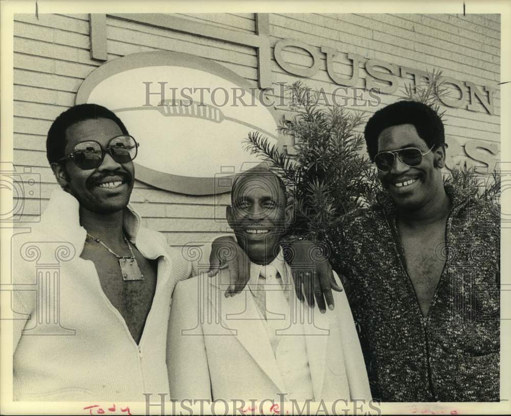 1975 Press Photo Smith Family - Tody, Willie Ray, and Bubba outside Oilers HQ.- Historic Images