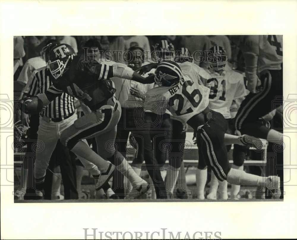 1982 Press Photo Texas A&amp;M&#39;s George Smith runs through Rice&#39;s Alvin Rettig grasp- Historic Images
