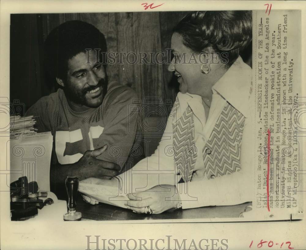 1972 Press Photo Rams&#39; Isiah Robertson chats with Mildred Higgins in Baton Rouge- Historic Images