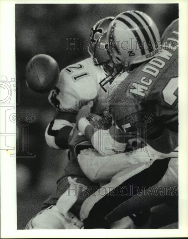 1990 Press Photo Oilers&#39; Meads &amp; McDowell sacks Saints Steve Walsh, cause fumble- Historic Images