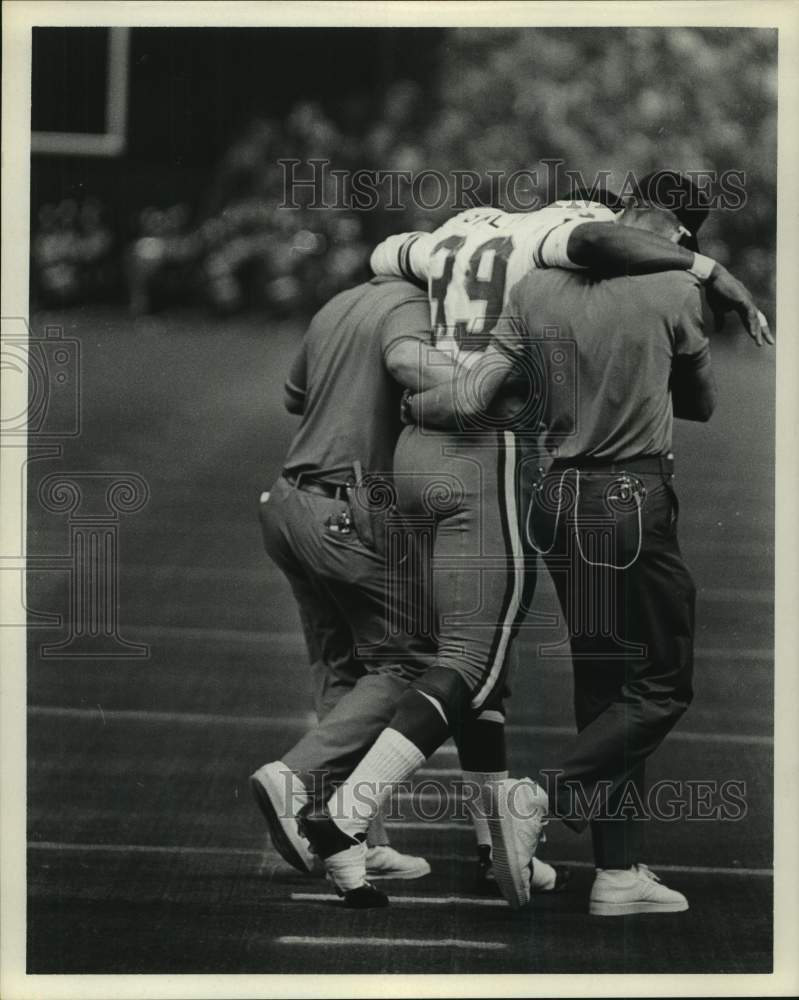 1970 Press Photo Houston Oilers football player Tom Smiley is helped off field.- Historic Images