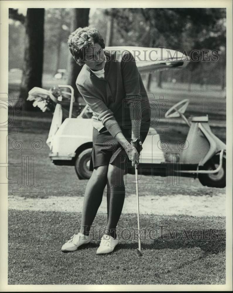 1972 Press Photo Ladies professional golfer Marilynn Smith chips ball on #9 hole- Historic Images