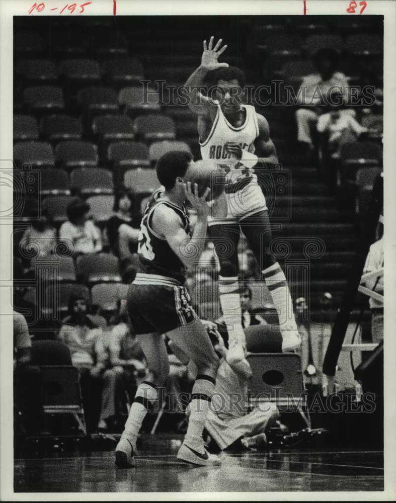 1978 Press Photo Rockets Calvin Murphy tries to block Warriors Phil Smith&#39;s pass- Historic Images