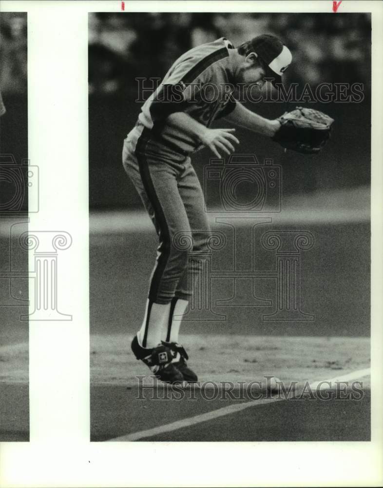 1989 Press Photo Expos pitcher Bryn Smith tries to coax Astros Terry Puhl&#39;s bunt- Historic Images