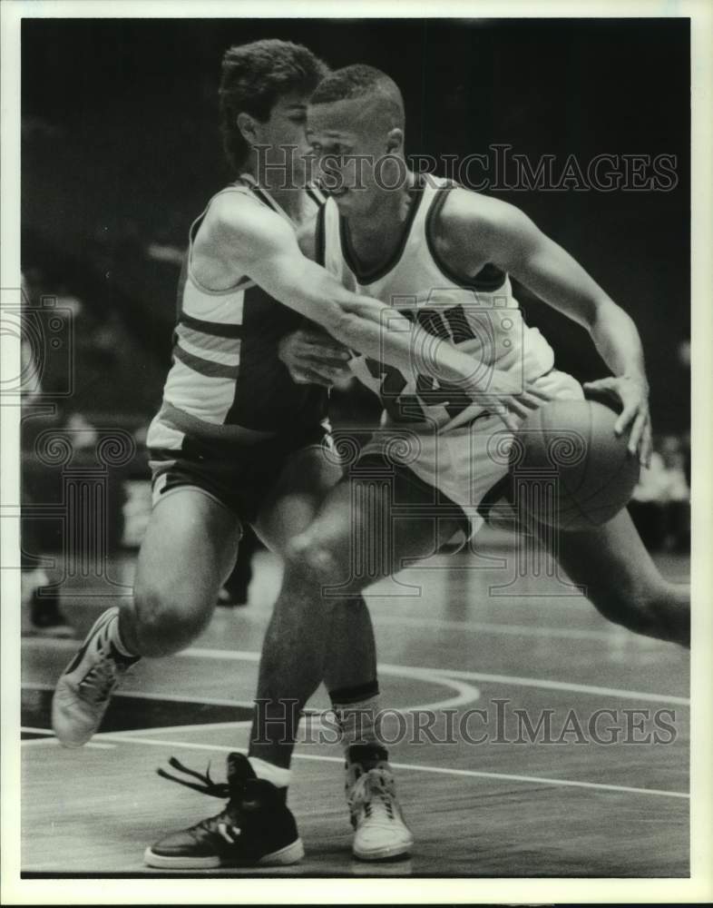 1990 Press Photo Brisbane&#39;s Darren Breeding reaches in on Houston&#39;s Byron Smith.- Historic Images