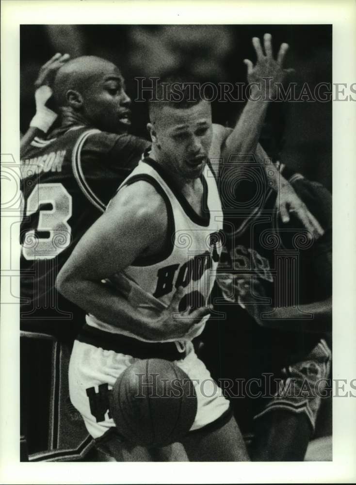 1990 Press Photo Houston&#39;s Byron Smith gets tangled with Paul Johnson.- Historic Images