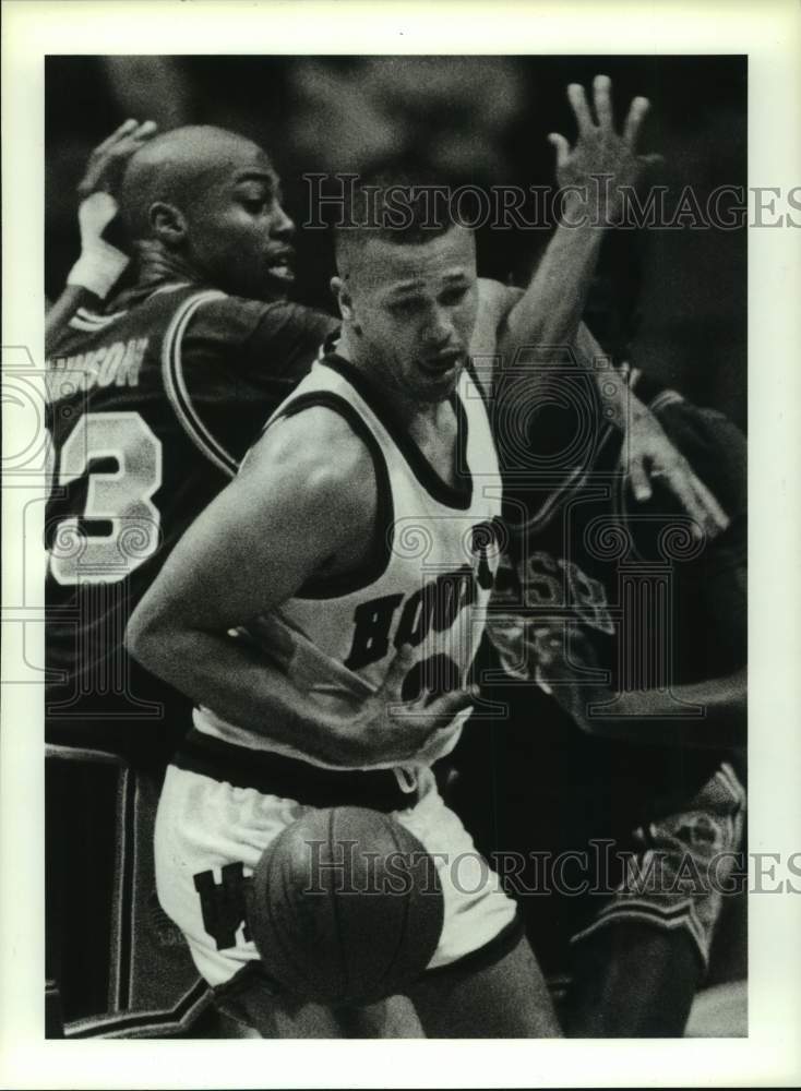 1990 Press Photo Houston's Byron Smith gets tangled with Paul Johnson.- Historic Images