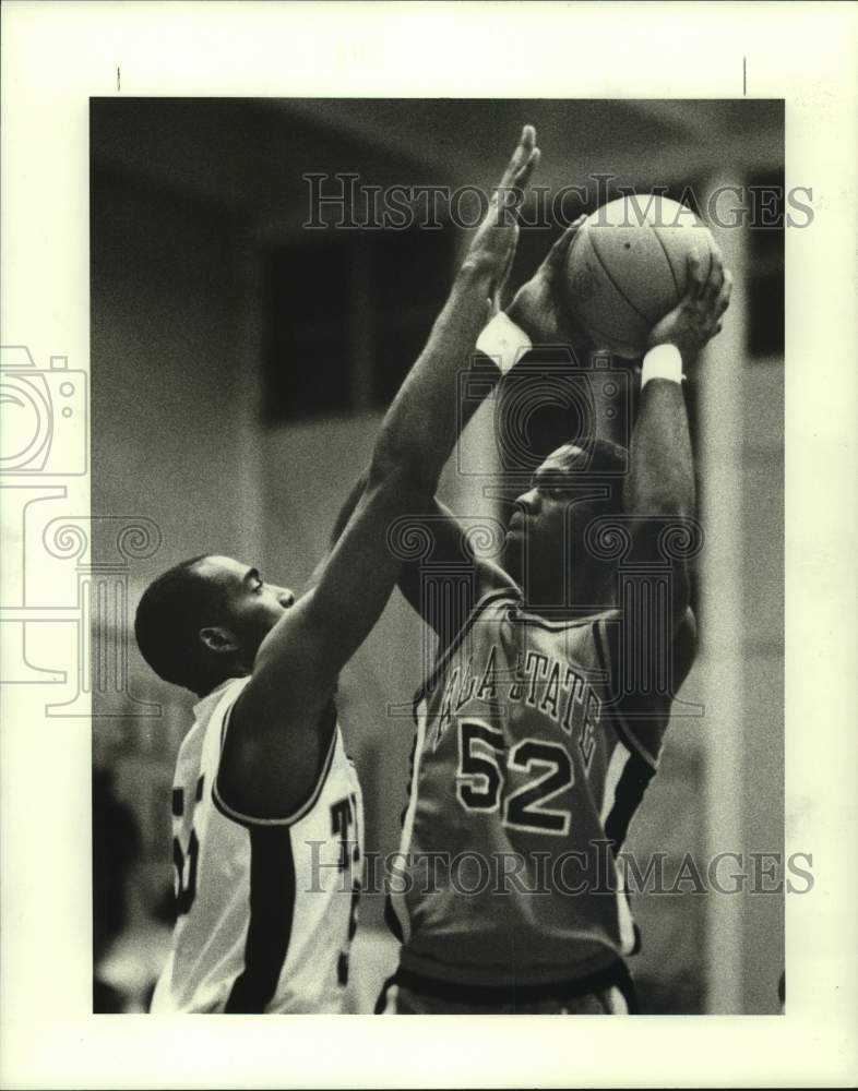 1988 Press Photo Texas Southern&#39;s Eric Bethea block Alabama St.&#39;s Gerald Smith.- Historic Images