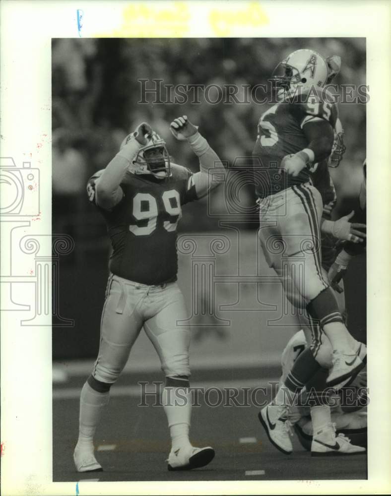 1988 Press Photo Oilers&#39; William Fuller celebrates sack with Doug Smith.- Historic Images