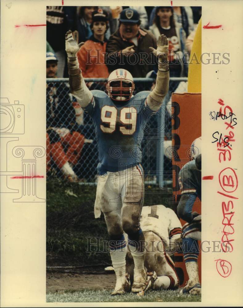 1987 Press Photo Oilers&#39; Doug Smith celebrates sack of Browns QB for safety.- Historic Images