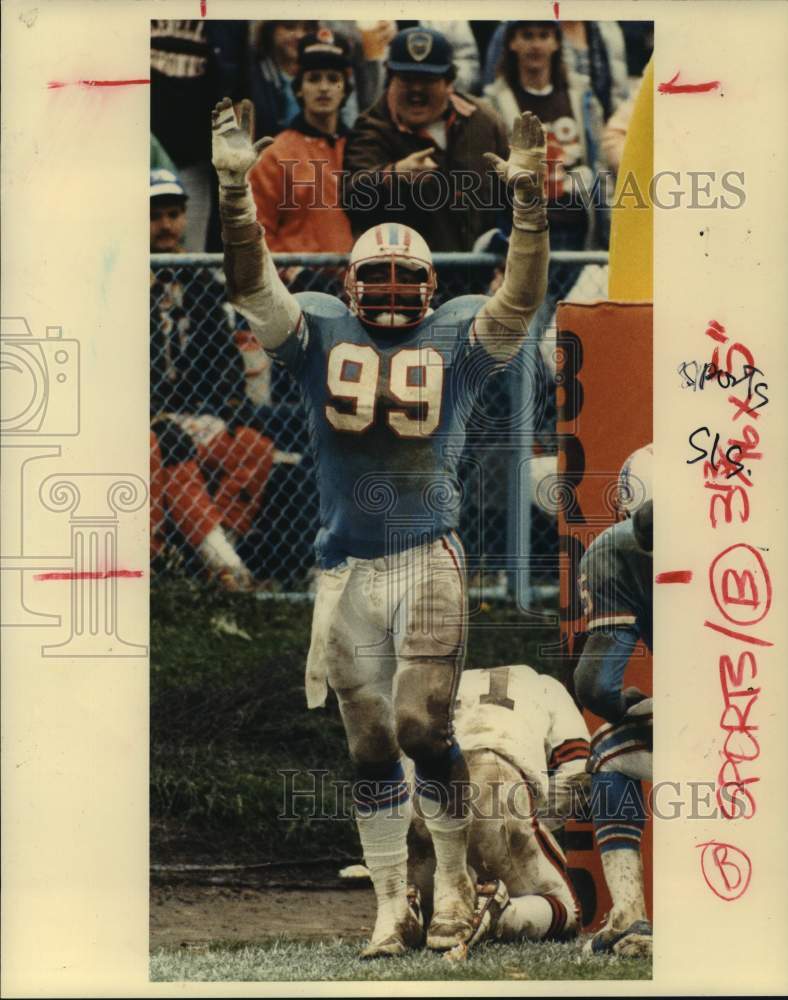 1987 Press Photo Oilers' Doug Smith celebrates sack of Browns QB for safety.- Historic Images