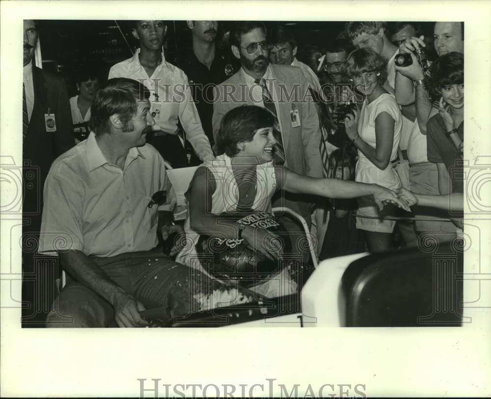 1984 Press Photo Gymnast Mary Lou Retton&#39;s arrival pleases the crowds.- Historic Images