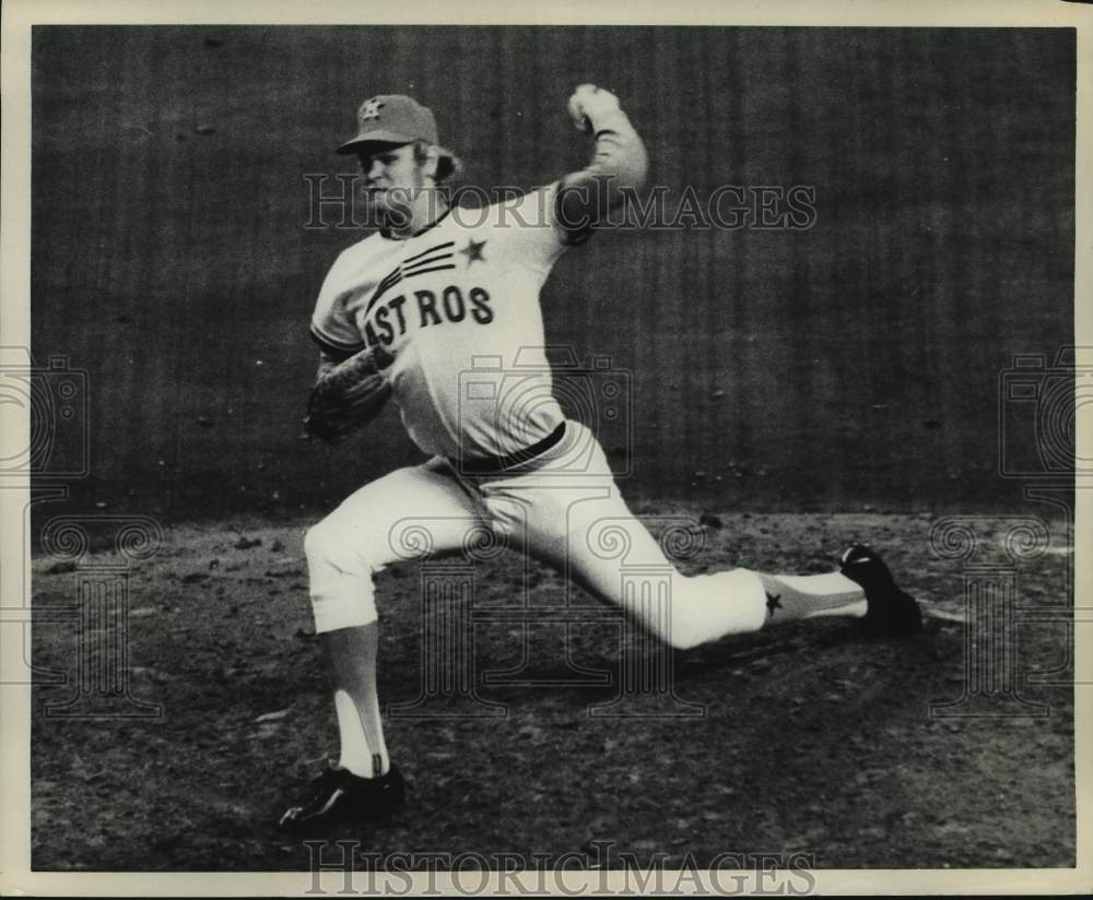 1972 Press Photo Houston Astros&#39; pitcher Jerry Reuss fires towards home plate.- Historic Images