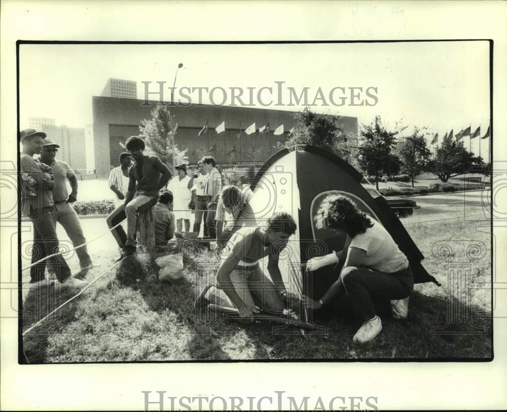 1988 Press Photo Gene & Lori Page pitch tent while lining up for Rockets tickets- Historic Images