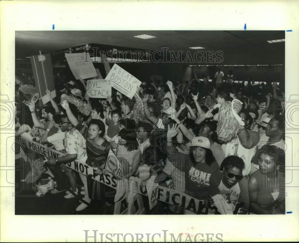 1986 Press Photo Fans swarm Intercontinental Airport in Houston to greet Rockets- Historic Images