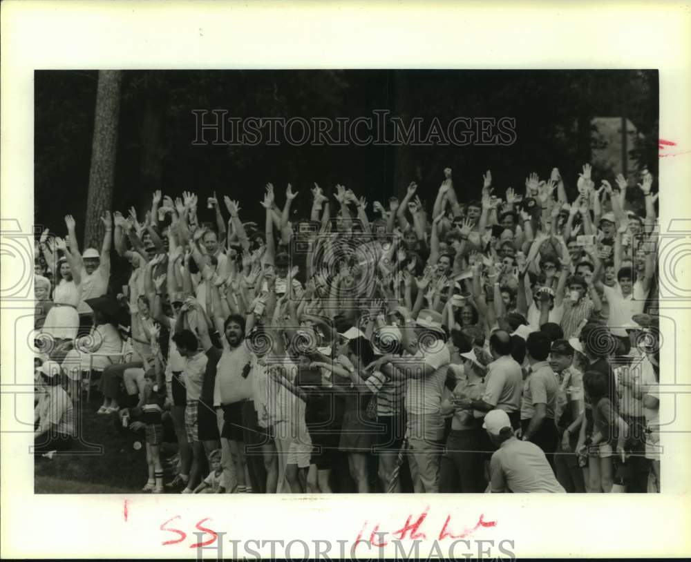 1986 Press Photo Gallery performs wave at Houston Open golf tournament.- Historic Images