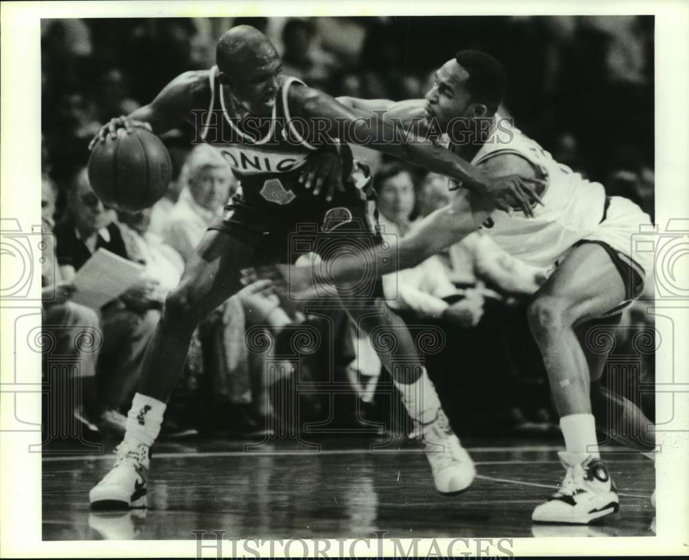 1989 Press Photo A Rocket tries to steal the ball from Sonics&#39; Sedale Threatt.- Historic Images