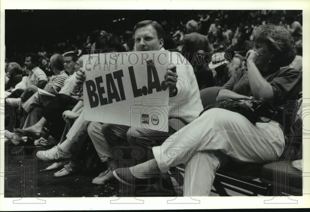 1990 Press Photo Rockets fan Barry Kendrick expresses feelings of loss to Lakers- Historic Images