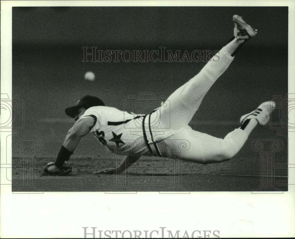 1988 Press Photo Astros&#39; Chuck Johnson can&#39;t field ball of Reds&#39; Barry Larkin.- Historic Images