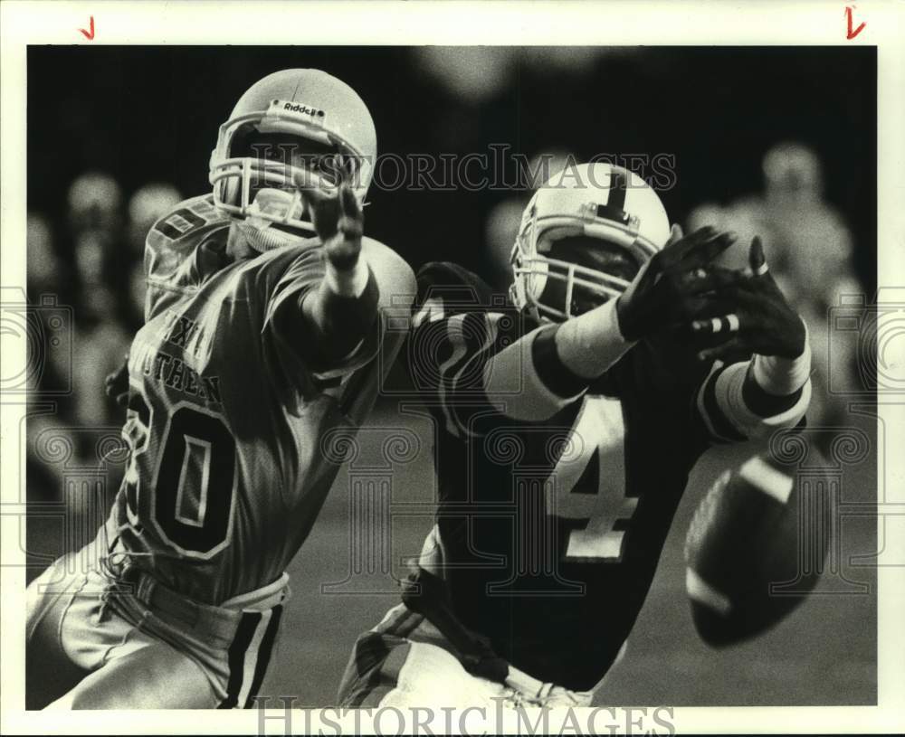 1988 Press Photo Texas Southern&#39;s Kenneth Howard breaks up Prairie View pass.- Historic Images