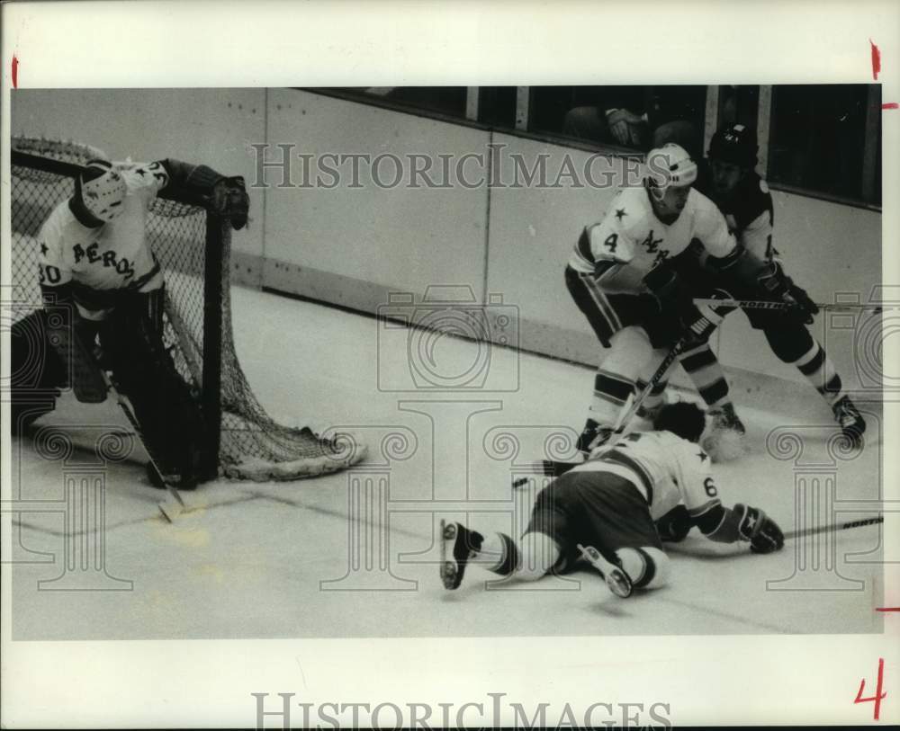 1977 Press Photo Aeros' Mark Howe uses strong defense to keep opponent from puck- Historic Images