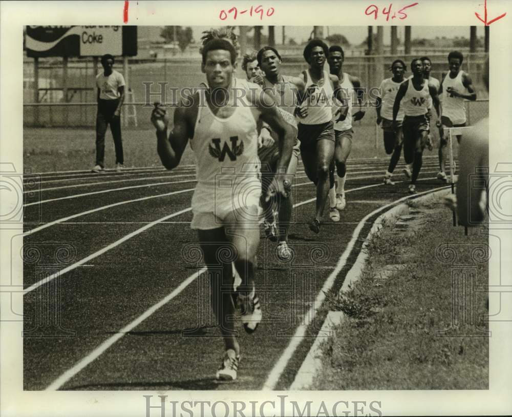 1977 Press Photo Wiley College&#39;s Troy Howard wins 880-yard running event.- Historic Images