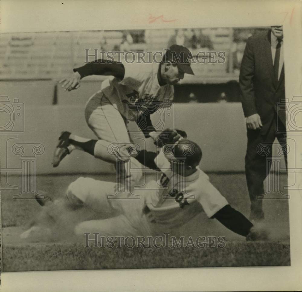 1964 Press Photo A play at second between Boston Red Sox and Baltimore Orioles.- Historic Images