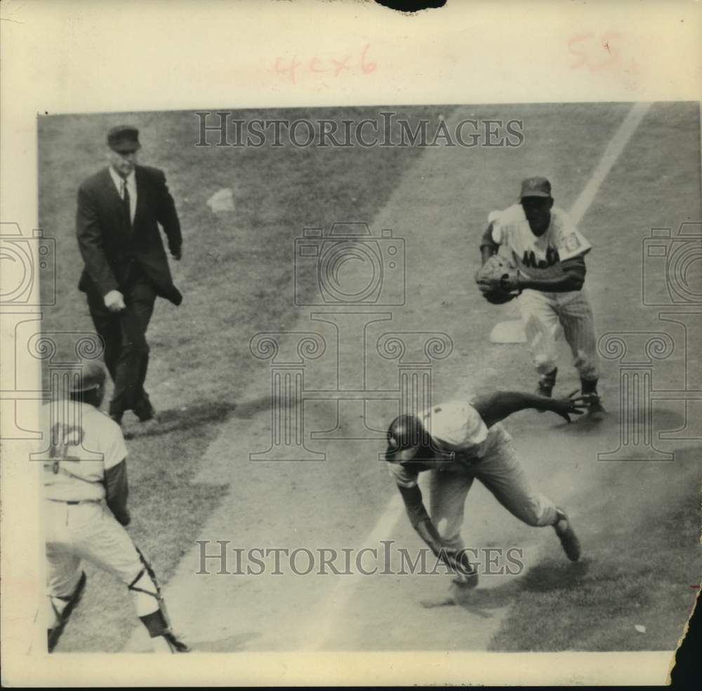 1964 Press Photo The Mets close trap on Braves' runner caught in rundown.- Historic Images