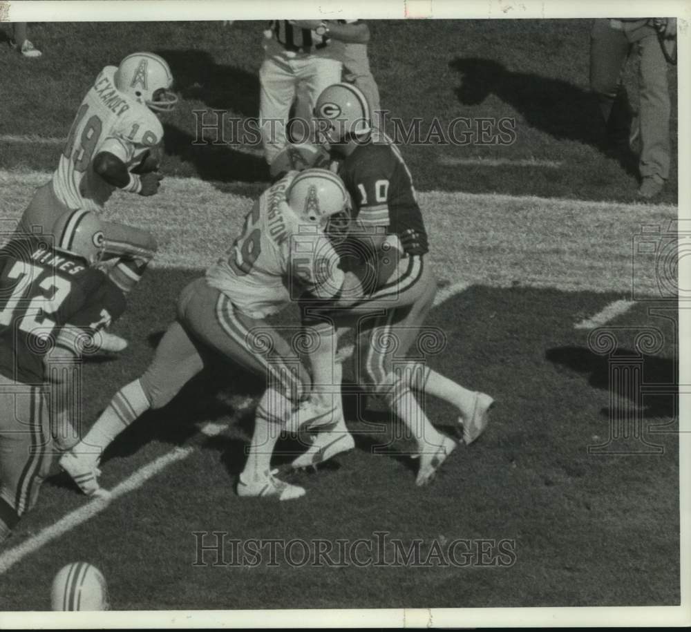 1977 Press Photo Oilers' Willie Alexander returns interception against Packers.- Historic Images
