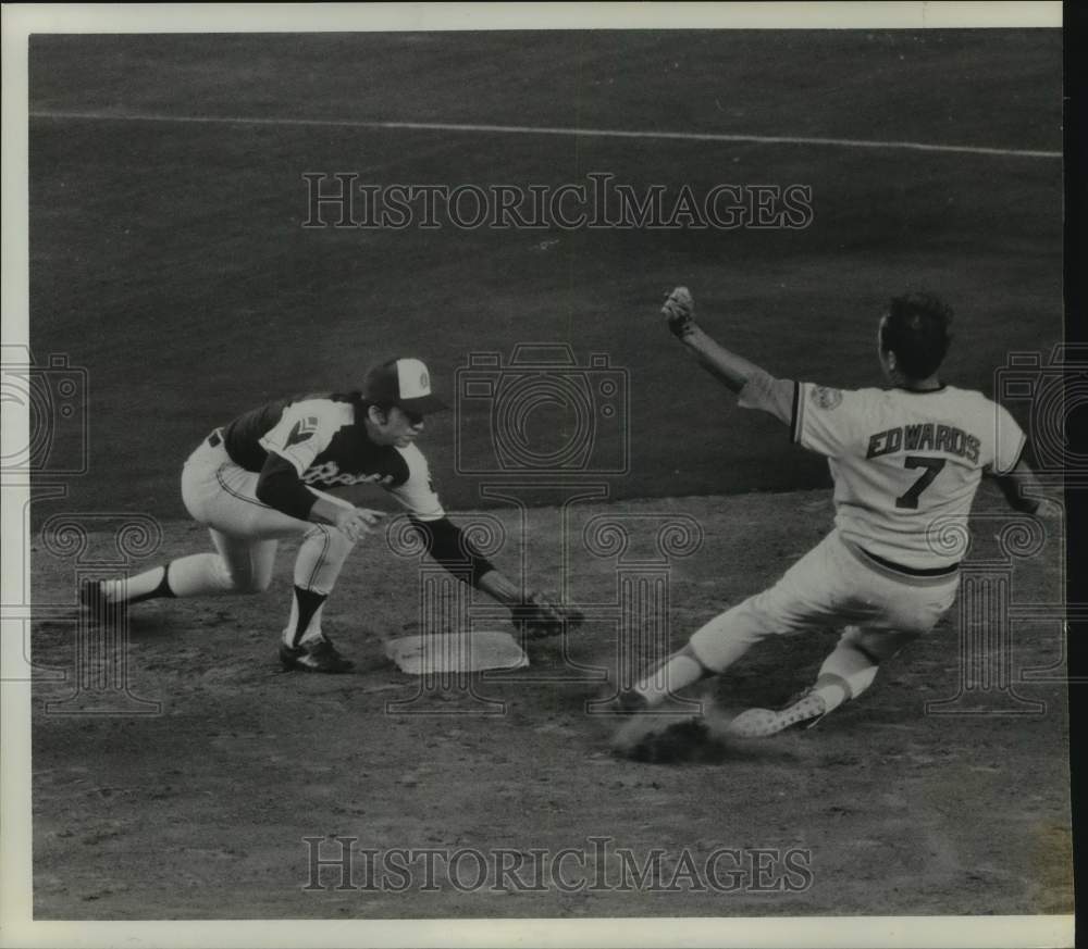 1973 Press Photo Astros&#39; John Edwards is tagged out at second by Braves&#39; player.- Historic Images