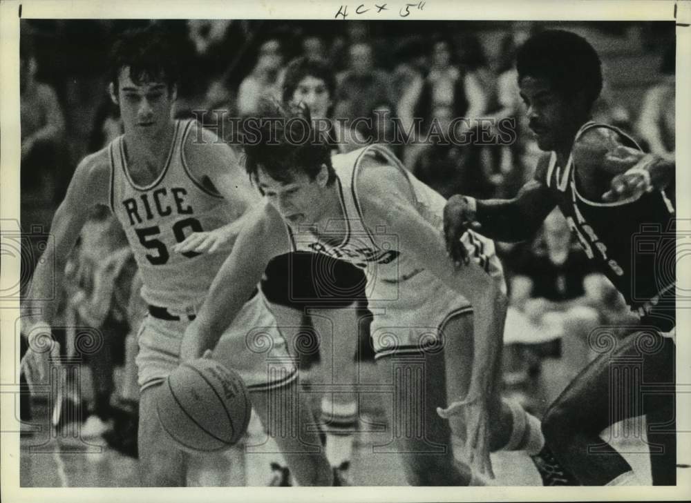 1971 Press Photo Rices' Steve Emshoff battles UCC's Bob Bolden for loose ball.- Historic Images