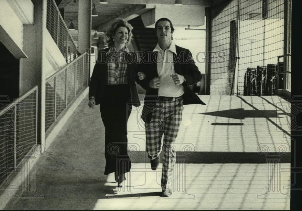 1973 Press Photo Astros&#39; pitcher Tom Griffin and wife Lori at stadium.- Historic Images