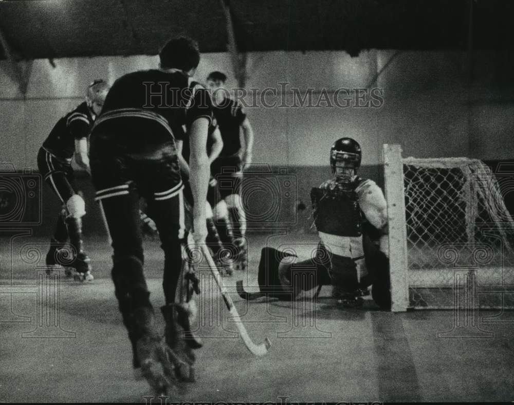 1969 Press Photo Roller-hockey team lines up to run a play at practice.- Historic Images