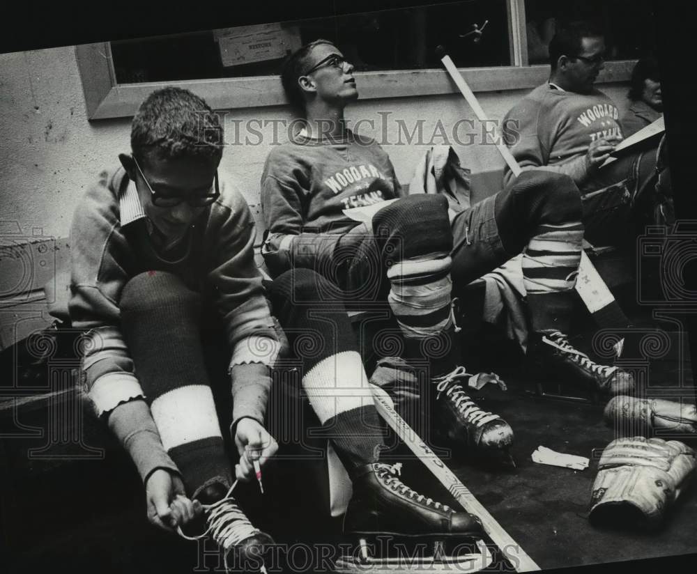 1965 Press Photo Woodard Texans hockey team waits for their time on the ice.- Historic Images