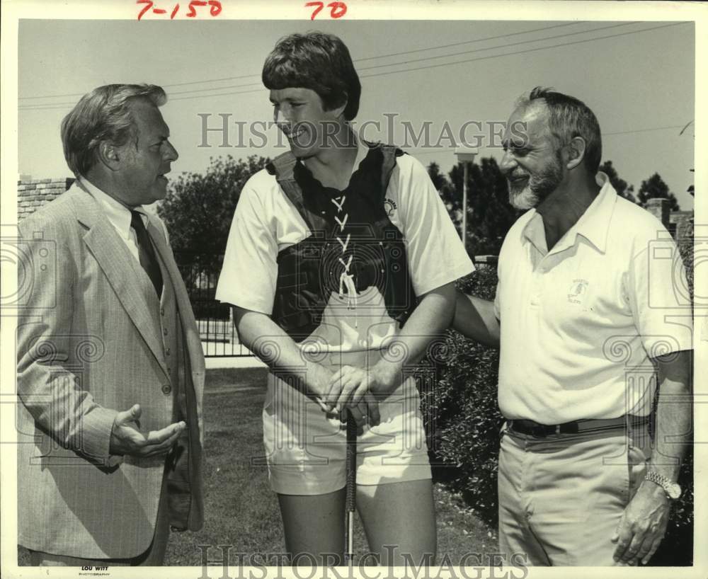 1981 Press Photo Oilers' Gifford Nielsen models flak jacket to be auctioned.- Historic Images